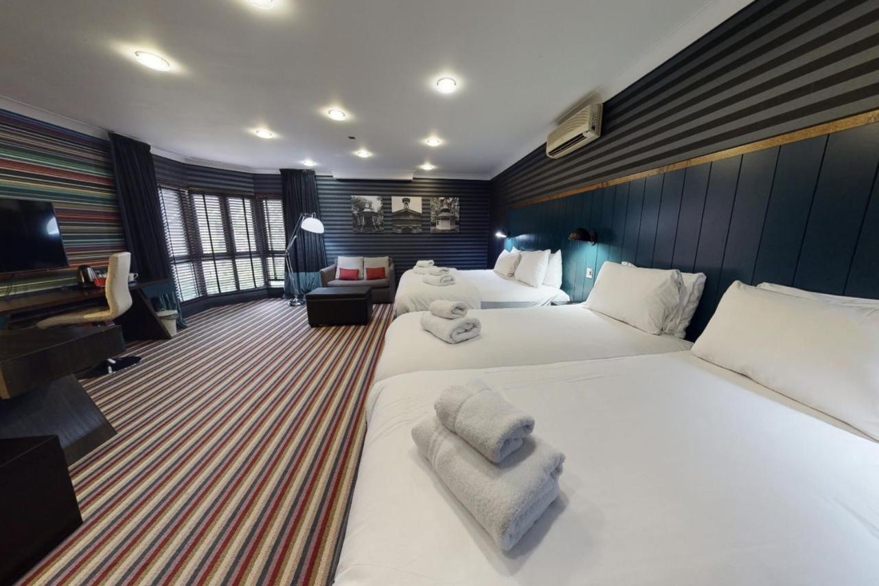 Village Hotel Swindon Bagian luar foto