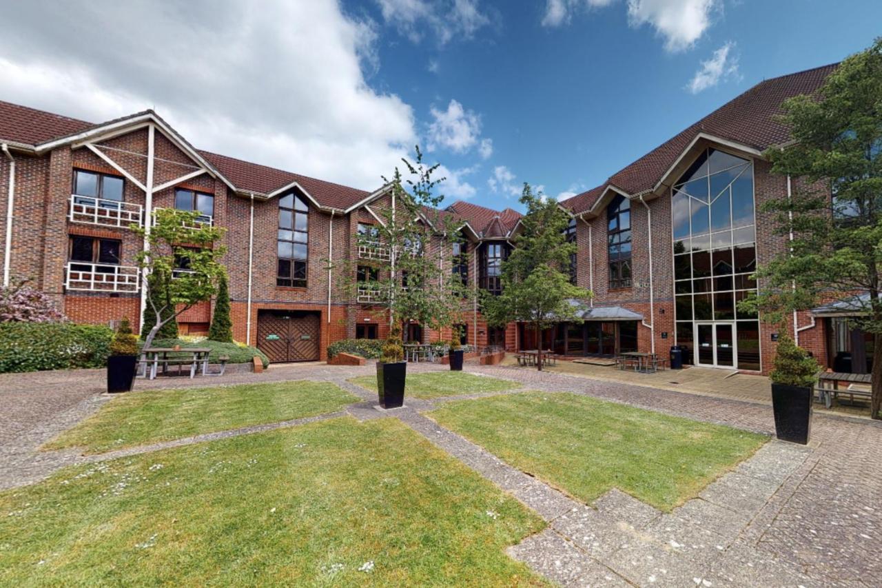 Village Hotel Swindon Bagian luar foto